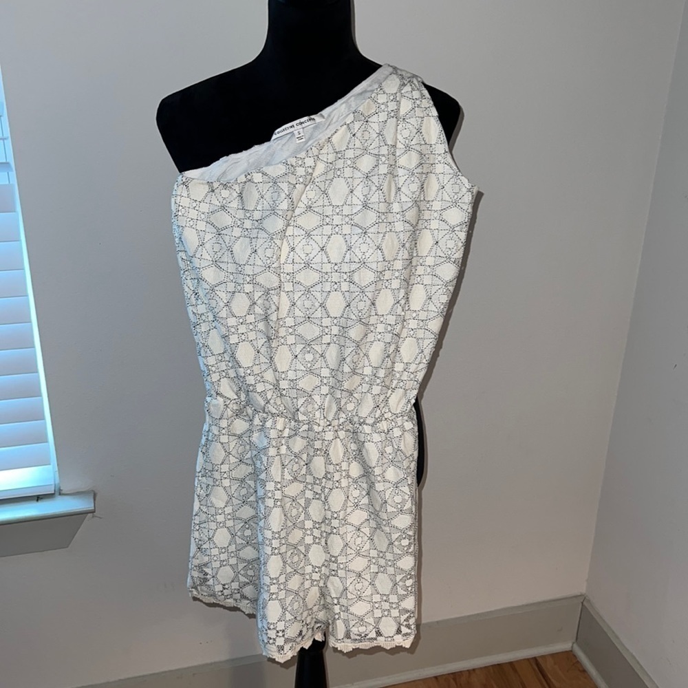 Collective Concepts one‎ shoulder Ivory white black Romper Sz S